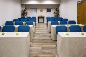 einen Konferenzraum mit blauen Stühlen und Tischen in der Unterkunft Watt Hotel Tapestry Collection by Hilton in Rahway
