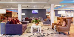 温泉城DoubleTree by Hilton Hot Springs的大厅里有沙发、椅子和桌子