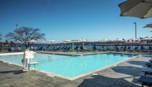 una gran piscina con sillas y sombrillas en DoubleTree by Hilton Hot Springs en Hot Springs