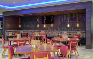DoubleTree by Hilton Hot Springs餐厅或其他用餐的地方