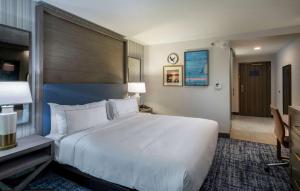DoubleTree by Hilton Hot Springs客房内的一张或多张床位