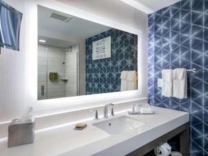 DoubleTree by Hilton Hot Springs的一间浴室