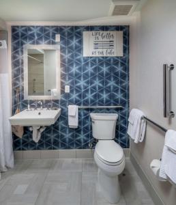 DoubleTree by Hilton Hot Springs的一间浴室