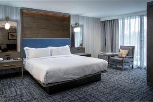 DoubleTree by Hilton Hot Springs客房内的一张或多张床位