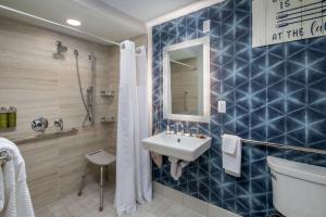 DoubleTree by Hilton Hot Springs的一间浴室