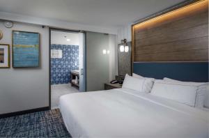 DoubleTree by Hilton Hot Springs客房内的一张或多张床位