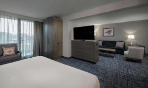 DoubleTree by Hilton Hot Springs客房内的一张或多张床位