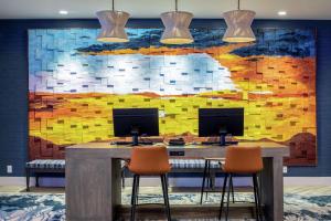 DoubleTree by Hilton Hot Springs的电视和/或娱乐中心