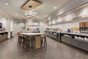 cocina grande con mesa y taburetes en Home2 Suites By Hilton Easton, en Easton
