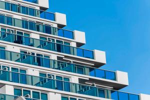 un edificio de apartamentos alto con ventanas azules en Hotel Maren Fort Lauderdale Beach, Curio Collection By Hilton, en Fort Lauderdale