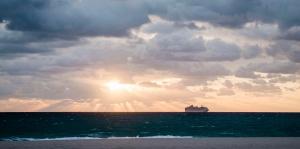 statek wycieczkowy w oceanie pod pochmurnym niebem w obiekcie Hotel Maren Fort Lauderdale Beach, Curio Collection By Hilton w mieście Fort Lauderdale