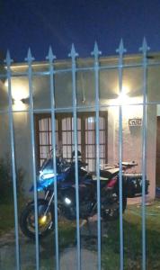 uma moto estacionada em frente a uma casa à noite em Departamento Benissa en San Juan em San Juan