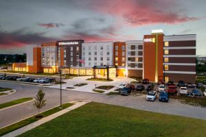 ein Hotel mit Autos auf einem Parkplatz in der Unterkunft Home2 Suites By Hilton Fort Wayne North in Sunnybrook Acres