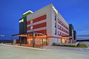 budynek hotelowy z napisem z przodu w obiekcie Home2 Suites by Hilton Wichita Northeast w mieście Wichita