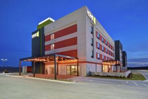 un edificio de hotel con un cartel en la parte delantera en Home2 Suites by Hilton Wichita Northeast, en Wichita