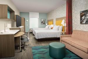 克洛维斯Home2 Suites By Hilton Clovis Fresno Airport的配有床和沙发的酒店房间 更多26张照片