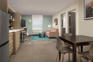Home2 Suites By Hilton Clovis Fresno Airport的电视和/或娱乐中心
