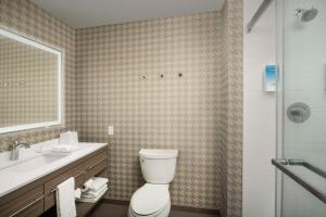 Home2 Suites By Hilton Clovis Fresno Airport的一间浴室
