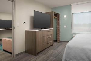 Home2 Suites By Hilton Clovis Fresno Airport的电视和/或娱乐中心
