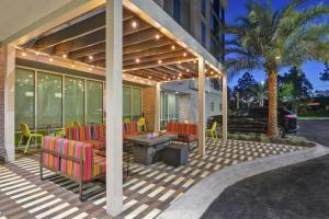 pergola z krzesłami i stołem na patio w obiekcie Home2 Suites By Hilton Jacksonville South St Johns Town Ctr w mieście Jacksonville