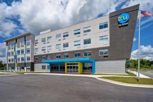 奥本Tru By Hilton Auburn, In的享有tru酒店外部的景色