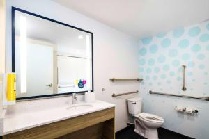 Tru By Hilton Goodyear Phoenix West, Az的一间浴室