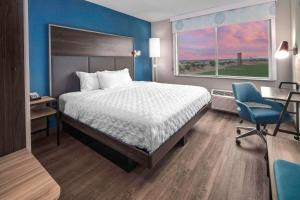 Postel nebo postele na pokoji v ubytování Tru By Hilton Goodyear Phoenix West, Az + 14 fotografií