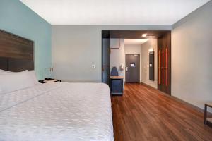 Tru By Hilton Auburn, In客房内的一张或多张床位