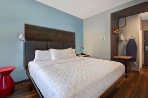 Tru By Hilton Auburn, In客房内的一张或多张床位