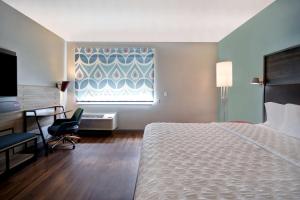 Tru By Hilton Auburn, In客房内的一张或多张床位