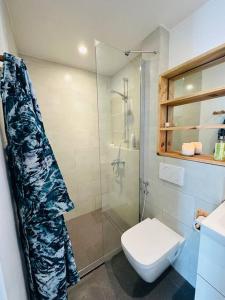 Salle de bains dans l'établissement Island style 2-bedroom apartment with pool "Ilava Boma"