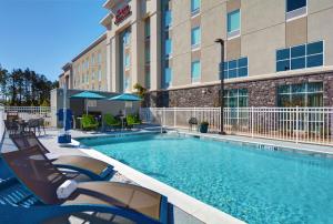 a swimming pool in front of a hotel at Hampton Inn And Suites Macclenny I-10 in Macclenny