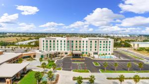 ハーリンジェンにあるHilton Garden Inn Harlingen Convention Center, Txのヤシの木が茂るホテルの空中を望む