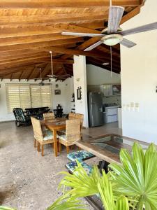 a dining room with a wooden table and chairs at Cabaña La Betica in Villavicencio