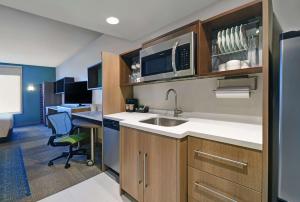 Kuchyň nebo kuchyňský kout v ubytování Home2 Suites By Hilton Columbus