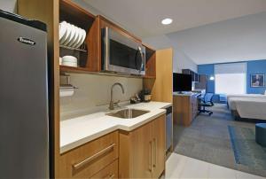 Kuchyň nebo kuchyňský kout v ubytování Home2 Suites By Hilton Columbus