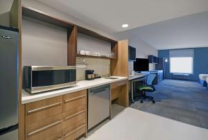 Kuchyň nebo kuchyňský kout v ubytování Home2 Suites By Hilton Columbus