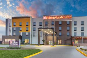 una riproduzione di una locanda con giardino dell'hotel di Hilton Garden Inn Hays, KS a Hays