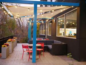 un patio con tavolo, sedie e luci di Tru By Hilton Chambersburg a Chambersburg
