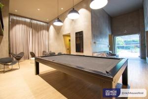a living room with a pool table in it at MH 10002 - Lindo Studio com WF/AC/Cama Casal in Sao Paulo
