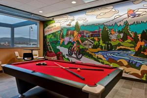 een pooltafel in een kamer met een muurschildering bij Tru By Hilton Spokane Valley, Wa in Spokane Valley