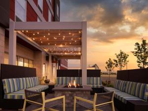 een patio met stoelen en een vuurplaats bij Home2 Suites By Hilton Fishers Indianapolis Northeast in Fishers