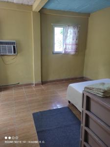 une chambre avec un lit et une fenêtre dans l'établissement IsmaRoom, à El Remate 3 autres photos