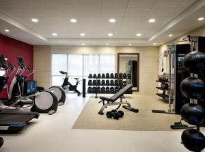 einen Fitnessraum mit Laufbändern und Trainingsgeräten in einem Zimmer in der Unterkunft Home2 Suites By Hilton Fishers Indianapolis Northeast in Fishers