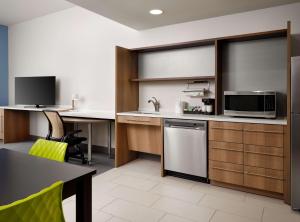 ein Büro mit einer Küche mit einer Spüle und einer Mikrowelle in der Unterkunft Home2 Suites By Hilton Fishers Indianapolis Northeast in Fishers