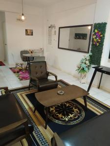een woonkamer met een stoel en een tafel bij Bidadari Pool in Port Dickson