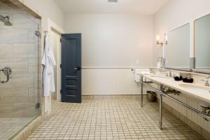 Vannituba majutusasutuses Hotel Florence, Tapestry Collection by Hilton