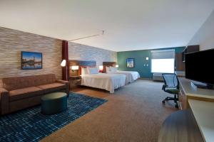 Μια τηλεόραση ή/και κέντρο ψυχαγωγίας στο Home2 Suites Wichita Downtown Delano, Ks