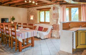 eine Küche und ein Wohnzimmer mit einem Tisch und einem Sofa in der Unterkunft Cozy Home In Montignac With Kitchenette in Montignac