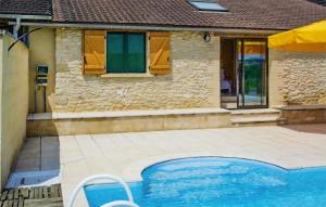 ein Haus mit einem Pool vor einem Haus in der Unterkunft Cozy Home In Montignac With Kitchenette in Montignac